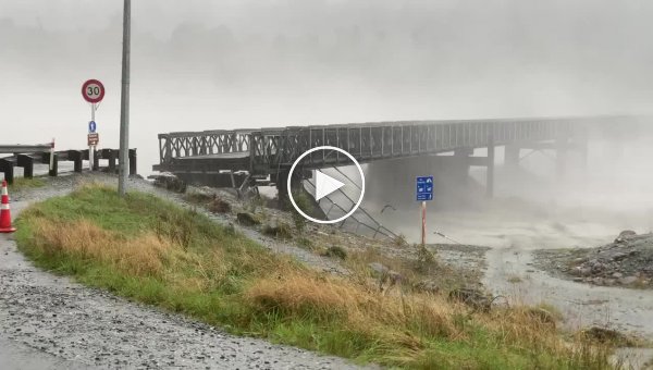 Бушующая река обрушила и смыла мост в Новой Зеландии