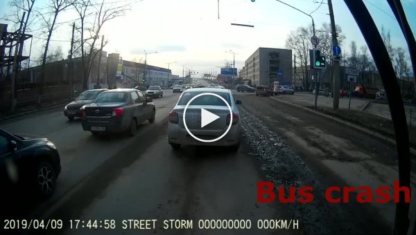 Лихой водитель столкнулся с автобусом в Вологде