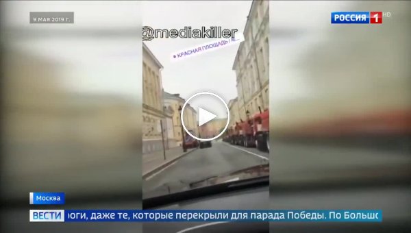 Наглый заезд по Тверской. Мажор устроил гонки по перекрытым перед парадом улицам