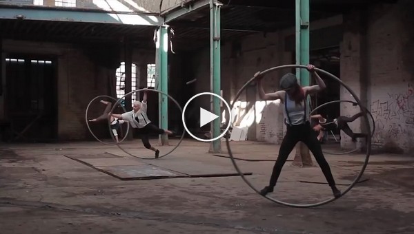 Волшебство циркового искусства на заброшенном заводе