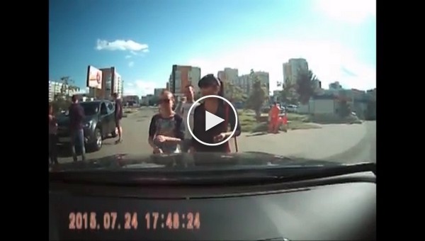 Агресивный водитель избил активистку движения «СтопХам»