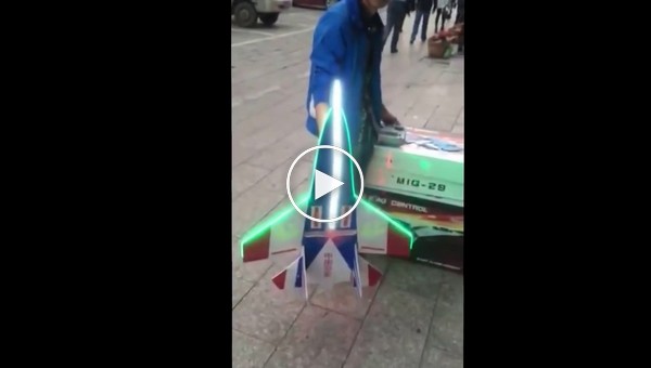 Уличный торговец радиоуправляемых моделей самолетов в Китае