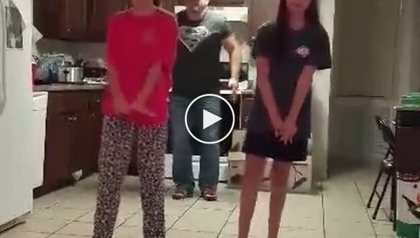 Они решили снять свой танец на видео но не подозревали что в это время сзади вытворяет их отец