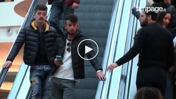 Скрытая камера засняла забавные реакции итальянцев на нежное прикосновение незнакомцев на эскалаторе 