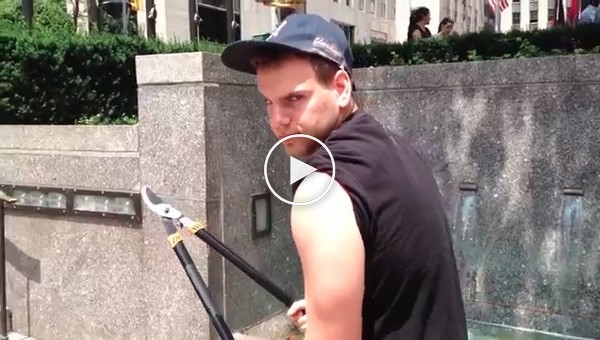В Нью-Йорке ловят человека с секатором, который обрезает селфи-палки